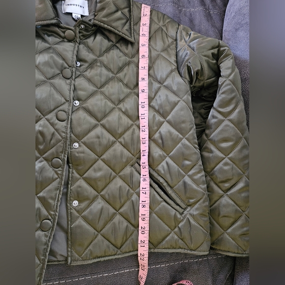 New with tags. Olive green quilted jacket with pockets and 1 inside pocket - Picture 10 of 11